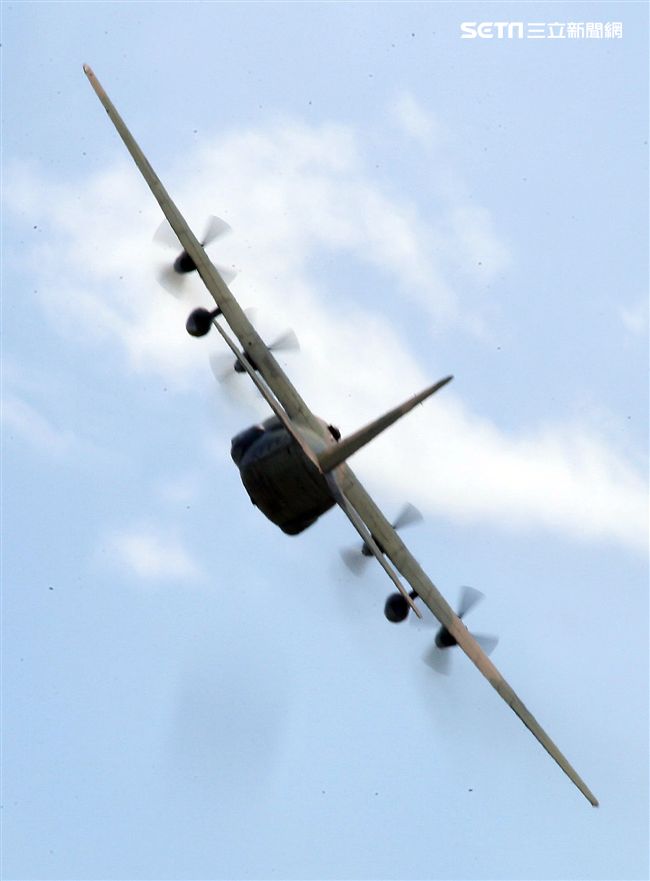 空軍Ｃ-130H運輸機實施「高進場突擊落地」60度小轉彎秀性能，和三型主力戰機尬技術驚艷全場。（記者邱榮吉/台東拍攝）