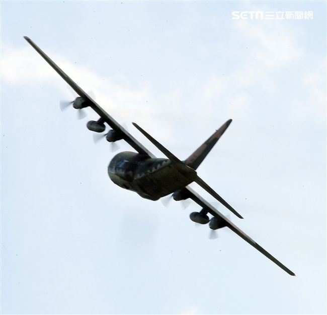 空軍Ｃ-130H運輸機實施「高進場突擊落地」60度小轉彎秀性能，和三型主力戰機尬技術驚艷全場。（記者邱榮吉/台東拍攝）