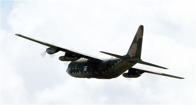 空軍Ｃ-130H運輸機實施「高進場突擊落地」60度小轉彎秀性能，和三型主力戰機尬技術驚艷全場。（記者邱榮吉/台東拍攝）