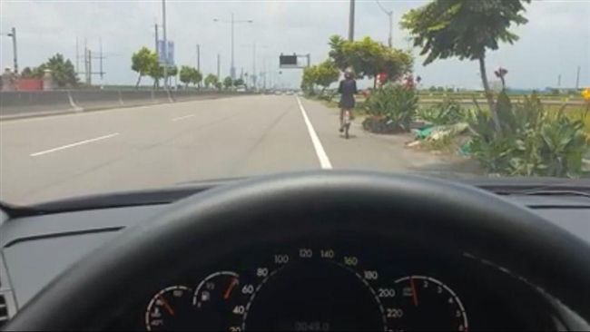 單車正妹超殺背影　回眸燦笑駕駛魂飛