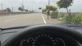 單車正妹背影超殺　回眸一笑駕駛魂飛