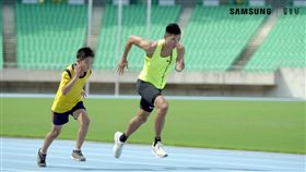 陳傑擔任家扶基金會田徑小將陳弘堯的「一日教練」。（圖／台灣三星提供）