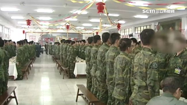 當兵吃飯沒湯匙？過來人淚曝超慘真相