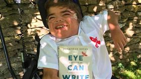 英國腦癱男童，利用眼睛寫了一本書。（圖／翻攝自CNN）