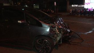 疑視線受阻！轎車左轉撞小黃車頭全毀
