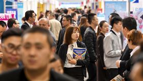 陸大學畢業起薪逾2萬中國今年有逾800萬大專院校畢業生，創歷史新高。統計指出，大學畢業生起薪人民幣4500元（新台幣約2萬961元）；儘管各地祭出人才戶口政策吸引新鮮人，卻不敵愛的力量。圖為在中國舉辦的一場招聘會。（中新社提供）中央社記者陳家倫上海傳真　107年7月4日