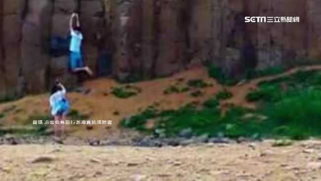 地表破壞王！男拍照耍帥單手掛玄武岩
