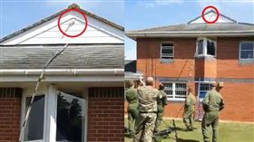 軍人們想盡辦法要弄掉黏在牆上的假陽具。（圖／翻攝推特）