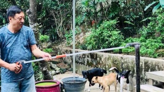 靠3愛犬圍攻　李天鐸勇擒「蛇王」