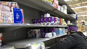 北市賣場衛生紙部分缺貨（2）行政院消費者保護處26日指派消保官至各大量販店及藥妝店實地了解，發現市售衛生紙目前供貨無虞，價格平穩沒有調漲。台北市一間量販店26日僅部分衛生紙缺貨，店家以廚房紙巾上架代替缺貨商品。中央社記者吳家昇攝　107年2月26日