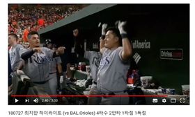 ▲坦帕灣光芒韓國打者崔志萬回休息室拿啞鈴做伏地挺身。（圖／截自網路）