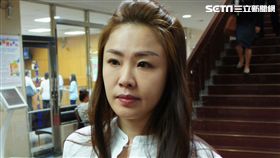 李婉鈺認妨害公務　盼從輕量刑無黨籍新北市議員李婉鈺涉犯妨害公務等罪嫌遭檢方起訴，台北地方法院25日開庭審理，李婉鈺當庭承認妨害公務罪，當庭致歉並盼法官從輕量刑。中央社記者蕭博文攝　107年7月25日