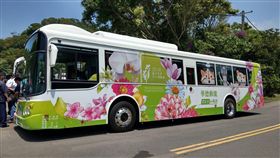 北市第一條全路線電動公車　10月上路營運欣欣客運公司22日與華德動能公司簽約，宣布台北市第一條全路線電動公車10月將上路營運。圖為台北市環保局12日舉辦低碳綠能嘉年華，啟用華德動能同款電動公車作為免費接駁車。中央社實習記者陳乃瑜攝　107年5月22日