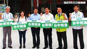 黃偉哲訪台中車站　自製標語挺東亞青運申復民進黨提名台南市長參選人黃偉哲（左3）26日在台中市長林佳龍（右3）陪同下參訪台中車站，黃偉哲並自製看板標語，在車站前與林佳龍呼喊口號，力挺台中市府申復東亞青運主辦權。中央社記者蘇木春攝　107年7月26日