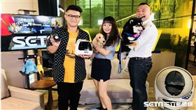  主持人雲爸與來賓電獺少女宇恩及寵物訓練師Ethan開箱寵物智能商品。 介紹寵物智能商品 - 寵物樂園組。 介紹寵物智能商品 - 寵物智慧扣。