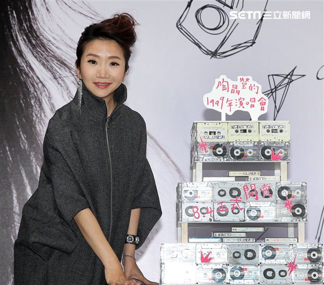 陶晶瑩首度大型售票個唱「陶晶瑩的1999年演唱會」11月隆重登場。（記者邱榮吉/攝影）