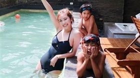 張景嵐跟「台法混血萌娃」亞歷山大與安德里（肥安、阿弟）一起游泳。(翻攝IG)