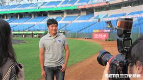 ▲21歲投手賴智垣向Lamigo球團報到。（圖／記者蕭保祥攝）