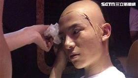 吳俊余帶著密不透風的頭套在橫店拍戲吃盡苦頭。（圖／經紀人提供）