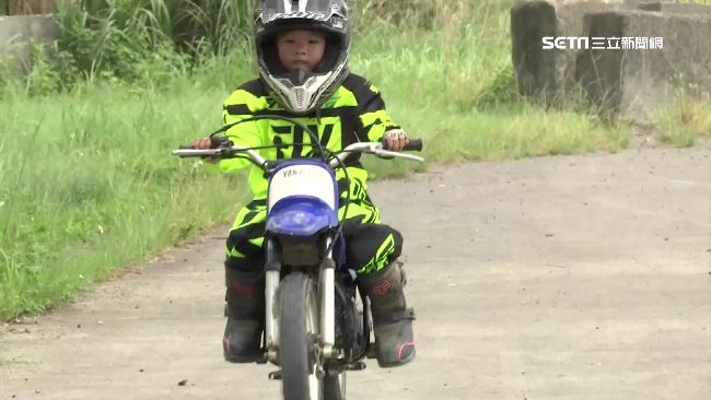 兩歲童成越野車手　摘下帽反差萌翻！
