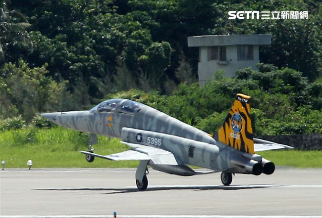 F-5戰機彩繪機，以虎斑為主要設計元素，象徵著台東志航基地所孕育出的小老虎，堅守崗位，捍衛領空。（記者邱榮吉/台東拍攝）