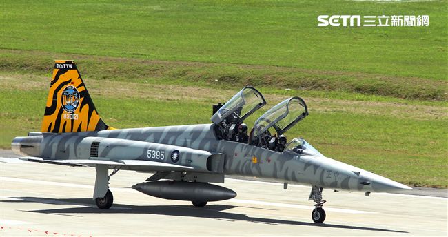 F-5戰機彩繪機，以虎斑為主要設計元素，象徵著台東志航基地所孕育出的小老虎，堅守崗位，捍衛領空。（記者邱榮吉/台東拍攝）