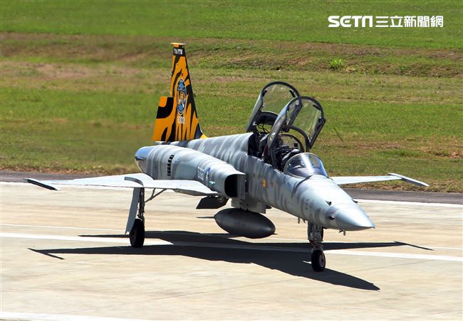 F-5戰機彩繪機，以虎斑為主要設計元素，象徵著台東志航基地所孕育出的小老虎，堅守崗位，捍衛領空。（記者邱榮吉/台東拍攝）