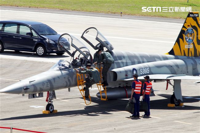F-5戰機彩繪機，以虎斑為主要設計元素，象徵著台東志航基地所孕育出的小老虎，堅守崗位，捍衛領空。（記者邱榮吉/台東拍攝）