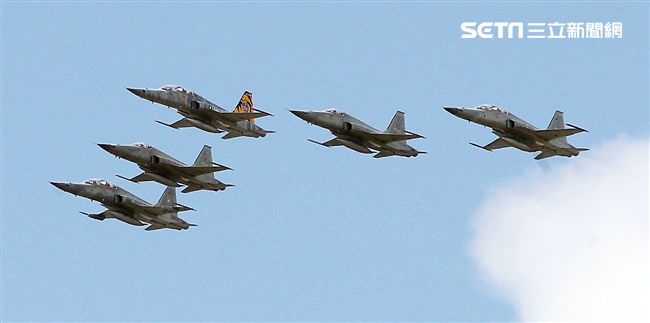 F-5戰機彩繪機，以虎斑為主要設計元素，象徵著台東志航基地所孕育出的小老虎，堅守崗位，捍衛領空。（記者邱榮吉/台東拍攝）