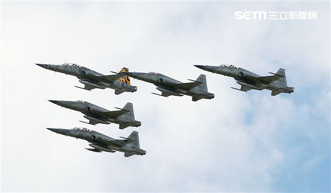 F-5戰機彩繪機，以虎斑為主要設計元素，象徵著台東志航基地所孕育出的小老虎，堅守崗位，捍衛領空。（記者邱榮吉/台東拍攝）