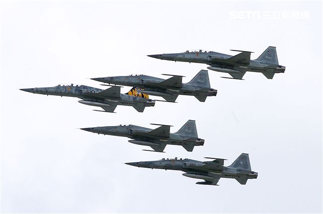 F-5戰機彩繪機，以虎斑為主要設計元素，象徵著台東志航基地所孕育出的小老虎，堅守崗位，捍衛領空。（記者邱榮吉/台東拍攝）