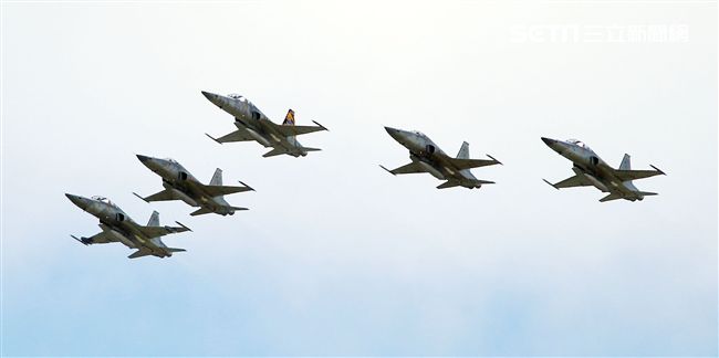 F-5戰機彩繪機，以虎斑為主要設計元素，象徵著台東志航基地所孕育出的小老虎，堅守崗位，捍衛領空。（記者邱榮吉/台東拍攝）