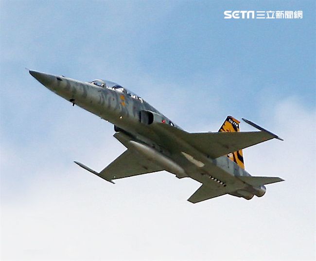 F-5戰機彩繪機，以虎斑為主要設計元素，象徵著台東志航基地所孕育出的小老虎，堅守崗位，捍衛領空。（記者邱榮吉/台東拍攝）