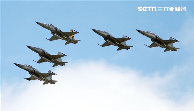 F-5戰機彩繪機，以虎斑為主要設計元素，象徵著台東志航基地所孕育出的小老虎，堅守崗位，捍衛領空。（記者邱榮吉/台東拍攝）