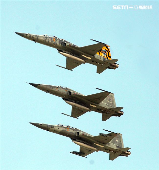 F-5戰機彩繪機，以虎斑為主要設計元素，象徵著台東志航基地所孕育出的小老虎，堅守崗位，捍衛領空。（記者邱榮吉/台東拍攝）