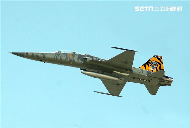 F-5戰機彩繪機，以虎斑為主要設計元素，象徵著台東志航基地所孕育出的小老虎，堅守崗位，捍衛領空。（記者邱榮吉/台東拍攝）