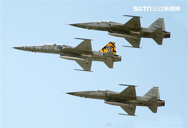 F-5戰機彩繪機，以虎斑為主要設計元素，象徵著台東志航基地所孕育出的小老虎，堅守崗位，捍衛領空。（記者邱榮吉/台東拍攝）