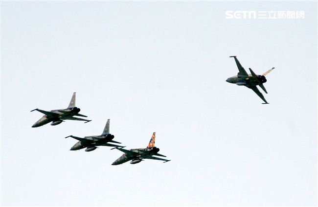 F-5戰機彩繪機，以虎斑為主要設計元素，象徵著台東志航基地所孕育出的小老虎，堅守崗位，捍衛領空。（記者邱榮吉/台東拍攝）