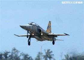 F-5戰機彩繪機，以虎斑為主要設計元素，象徵著台東志航基地所孕育出的小老虎，堅守崗位，捍衛領空。（記者邱榮吉/台東拍攝）