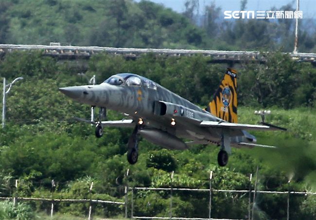 F-5戰機彩繪機，以虎斑為主要設計元素，象徵著台東志航基地所孕育出的小老虎，堅守崗位，捍衛領空。（記者邱榮吉/台東拍攝）