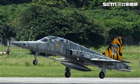 F-5戰機彩繪機，以虎斑為主要設計元素，象徵著台東志航基地所孕育出的小老虎，堅守崗位，捍衛領空。（記者邱榮吉/台東拍攝）