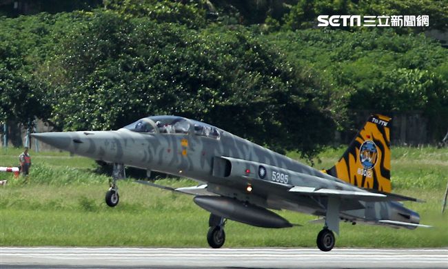 F-5戰機彩繪機，以虎斑為主要設計元素，象徵著台東志航基地所孕育出的小老虎，堅守崗位，捍衛領空。（記者邱榮吉/台東拍攝）