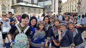 民和國中合唱團獻唱維也納　世界聽見台灣南投縣民和國中濁岸合唱團代表台灣前往奧地利，參加「維也納世界和平合唱節」交流演出，在當地街頭快閃獻唱，讓世界更多人聽見台灣原住民天籟美聲。（南投縣教育處提供）中央社記者蕭博陽南投傳真　107年7月27日