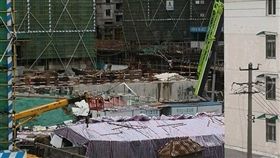 中國大陸安徽省六安市一處工地組合屋倒塌，釀6死3傷。（圖／翻攝自微博）