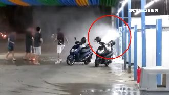 洗車場當水樂園？男竟用噴槍泡洗友人