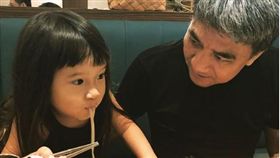 楊銘威跟方智友帶「Sunny」跟「Mia」和爺爺吃飯。(翻攝IG)