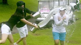 黃靖封后後接受球員們的慶賀。（圖／TLPGA提供）