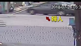 狠輾路倒婦！右轉車頓一下秒逃跑