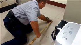 青母,王錦蛇,花蓮,派出所,機械室（圖／翻攝自花蓮縣警察局玉里分局臉書）