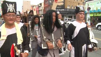 城隍爺出巡　犯人坐囚車遊街「改運」